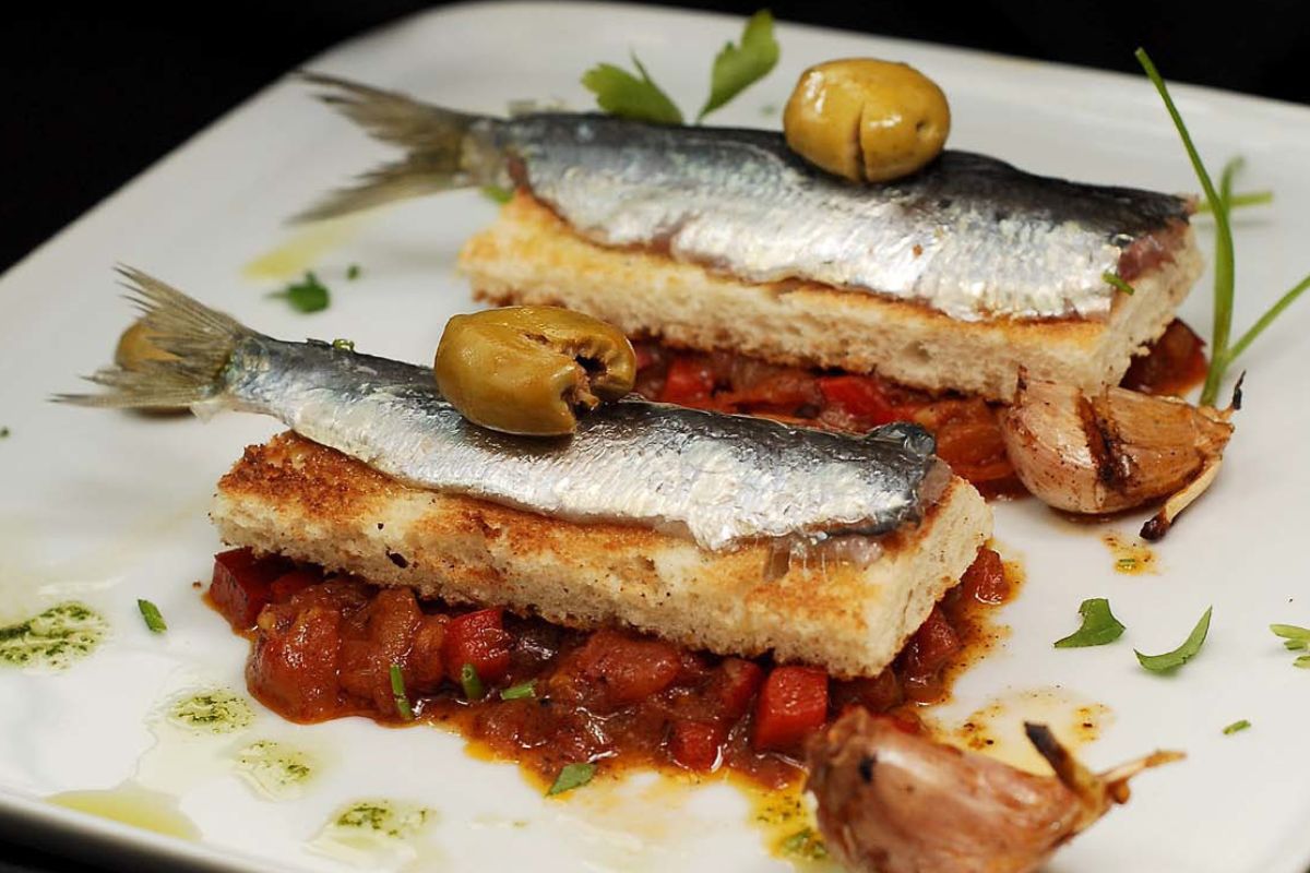 Sardinas con sofrito y molleja frita