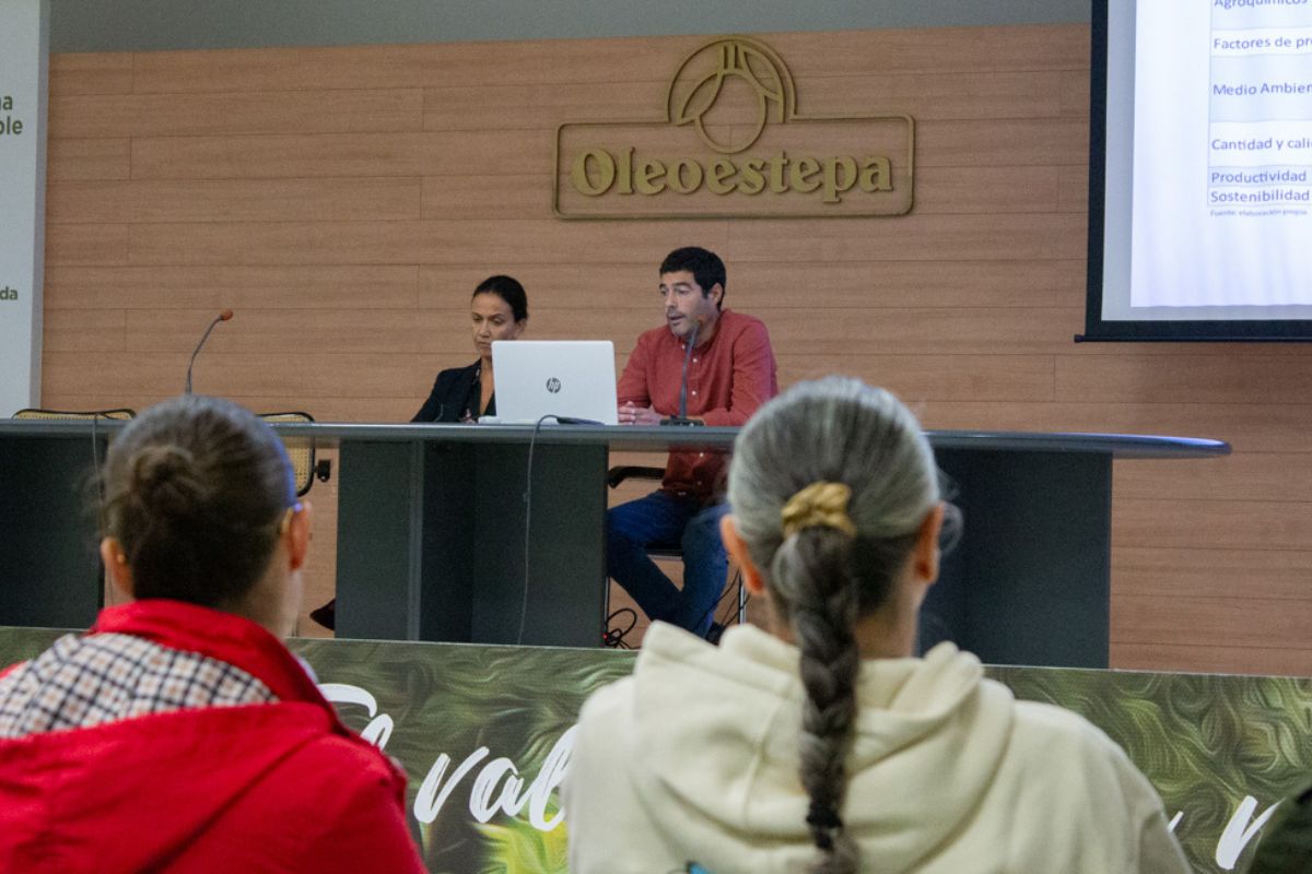 The students of the 16th Advanced Course on Olive Growing visit Oleoestepa