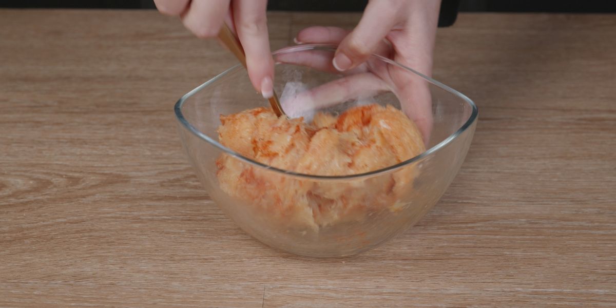 Añadir especias a carne en Empanadillas fantasma rellenas de carne