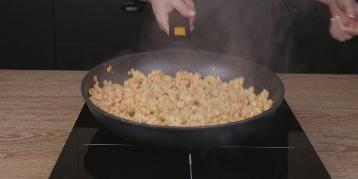 Sofreír carne para Empanadillas fantasma rellenas de carne