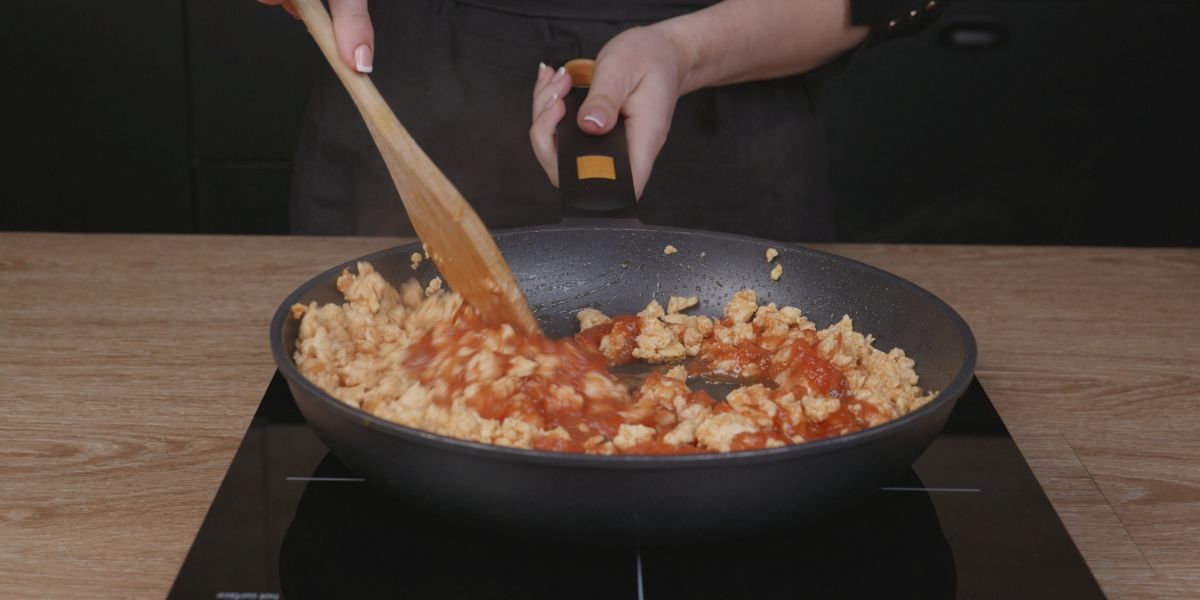 Añadir tomate rallado a Empanadillas fantasma rellenas de carne