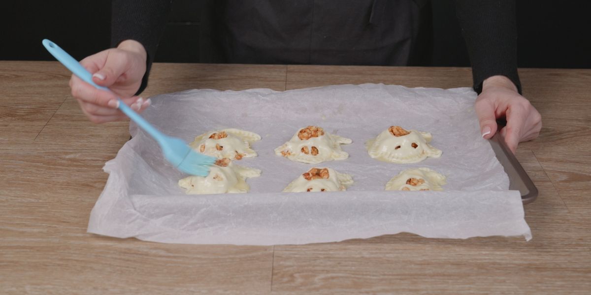 Pincelar empanadillas para Empanadillas fantasma rellenas de carne