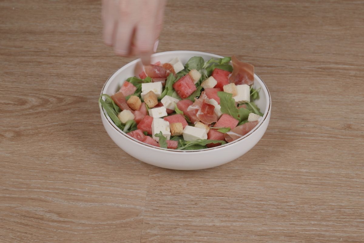 Montaje de la ensalada de sandía y queso feta