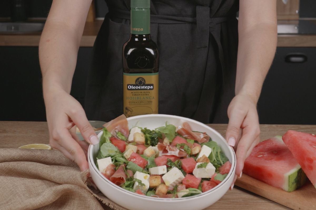 Presentación de la ensalada de sandía y queso feta