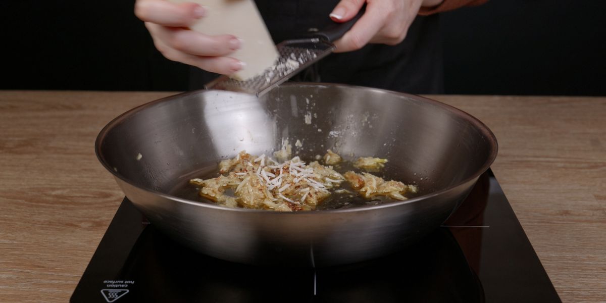 Hacer mezcla para Spaguettis negros con champiñones calavera