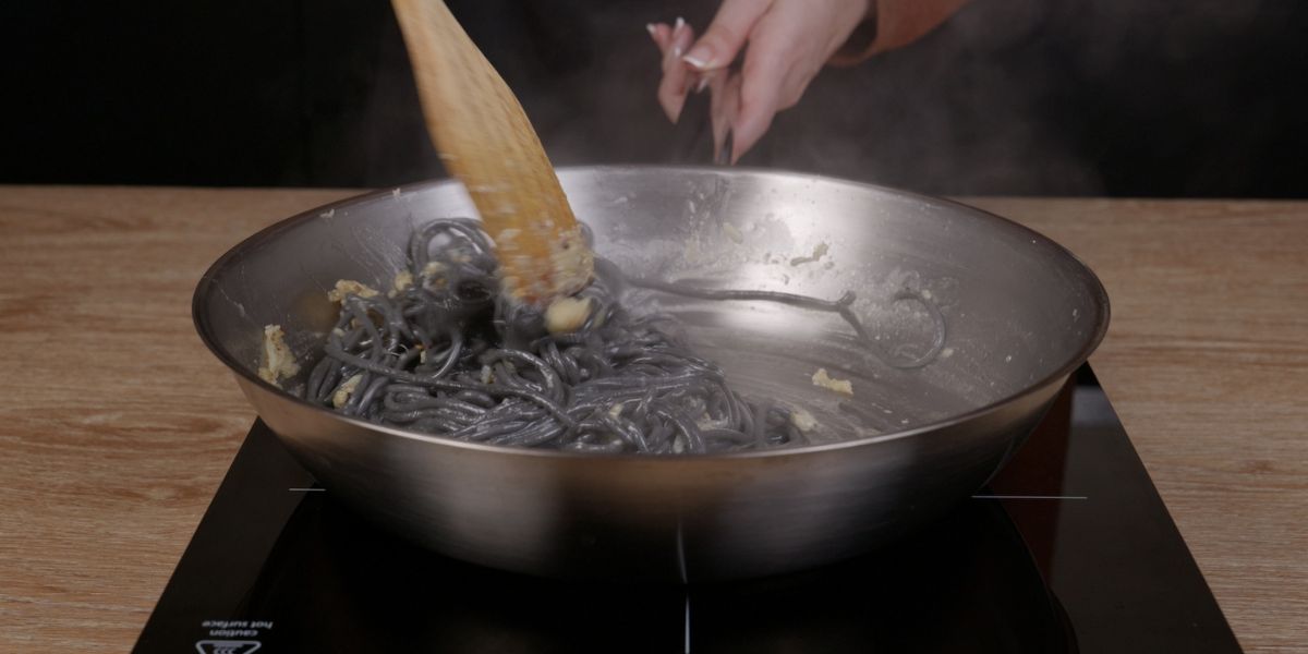 Incorporar spaguettis para Spaguettis negros con champiñones calavera