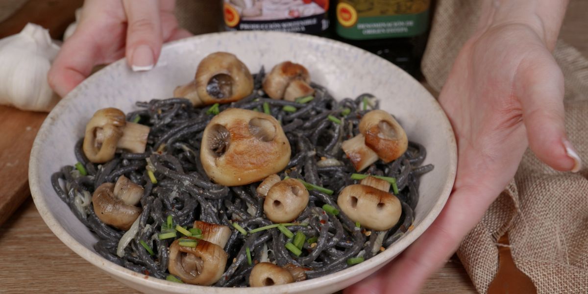 Presentación de los Spaguettis negros con champiñones calavera