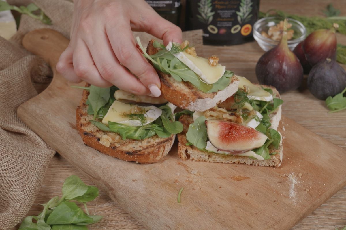 Tostas con queso brie e higos para disfrutar