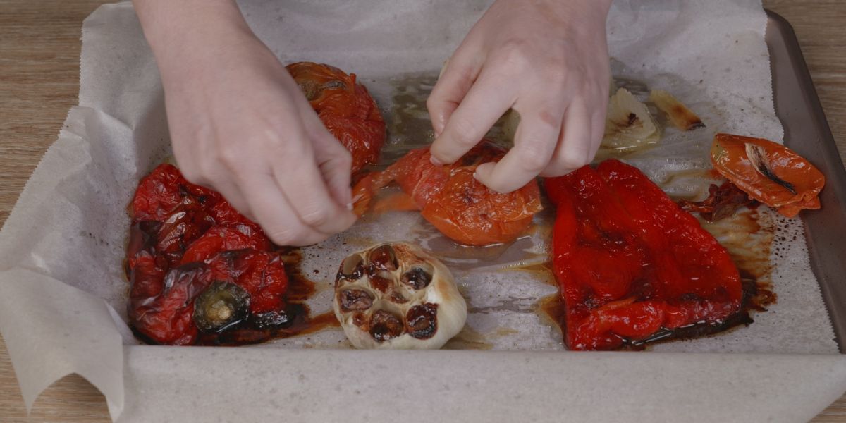 Hornear verduras para sopa de tomate