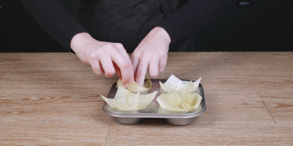 Preparar y hornear moldes de canapés de tartar de atún