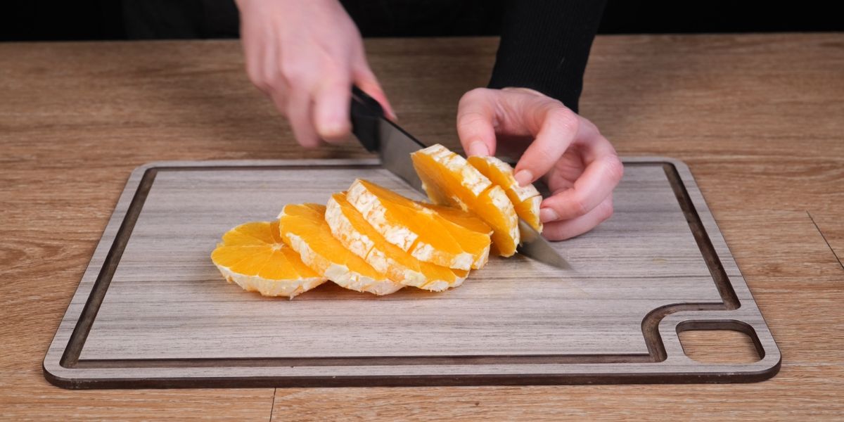 Cortar naranjas en Ensalada de bacalao con naranja