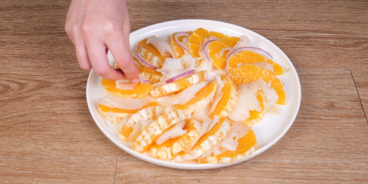 Montaje de Ensalada de bacalao con naranja