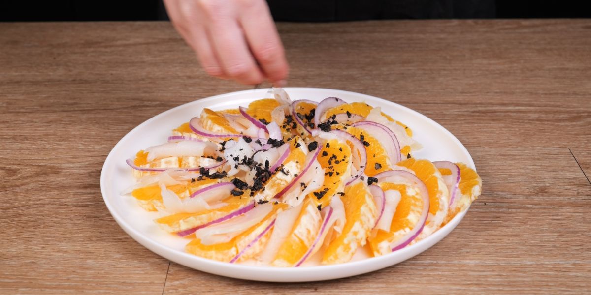 Añadir aceituna picada para Ensalada de bacalao con naranja