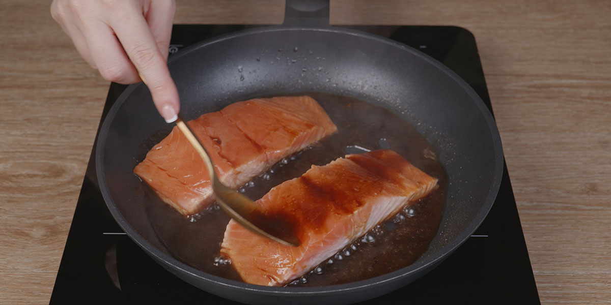 Cocinar salmón en salmón con espaguetis de calabacín