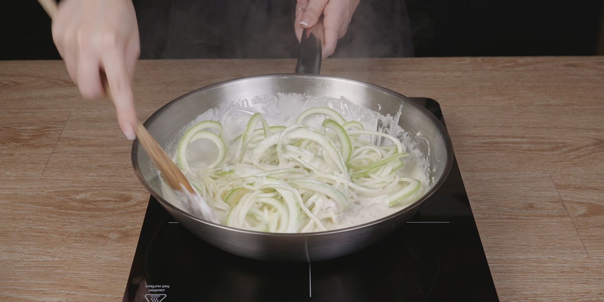 Cocinar espaguetis para el Salmón con espaguetis de calabacín