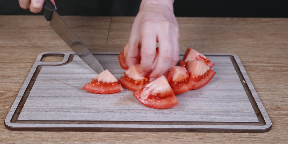 Cortar verduras para gazpacho andaluz