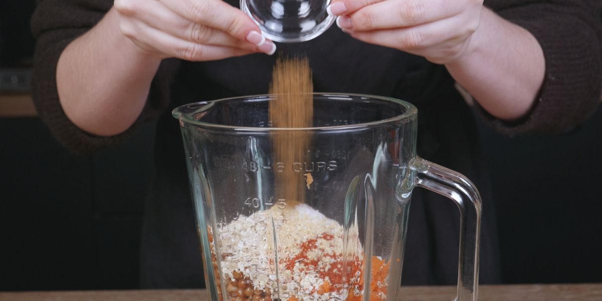 Añadir ingredientes al vaso de la batidora para la Hamburguesa de lentejas