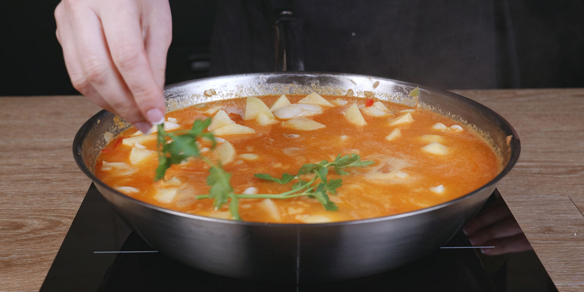 Patatas, agua y hierbas en patatas con chocos